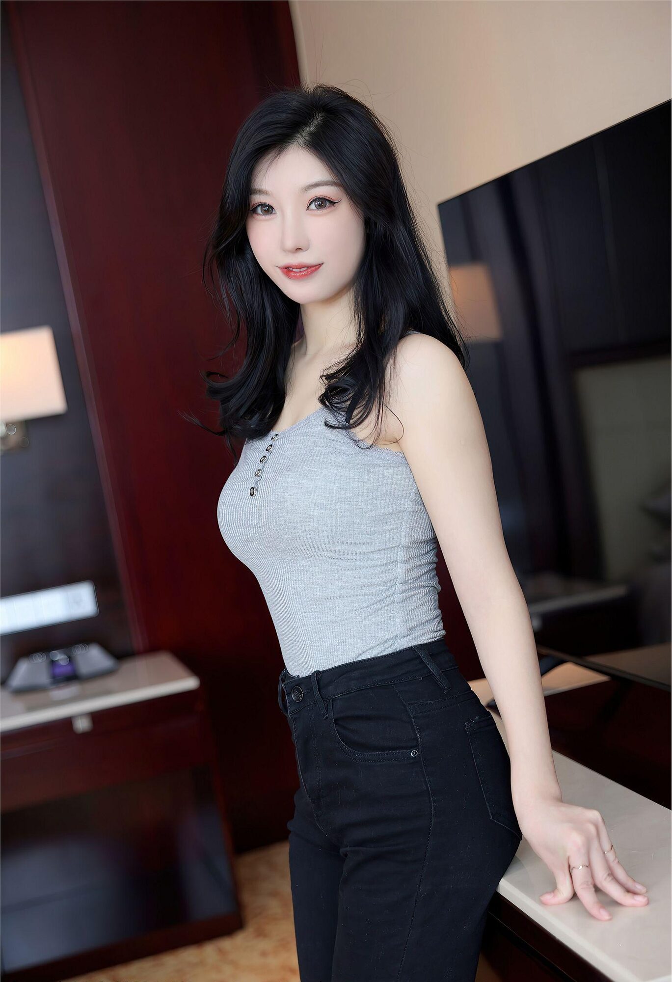 黑色牛仔裤 浅灰色上衣美女写真-美图视频小说写真